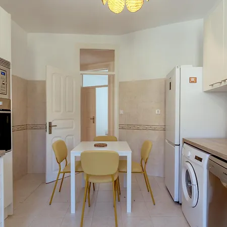 Large Family Apartment, Лиссабон